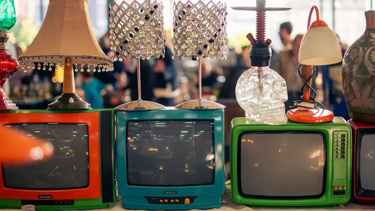 Composição de imagem com várias TVs em diversas cores